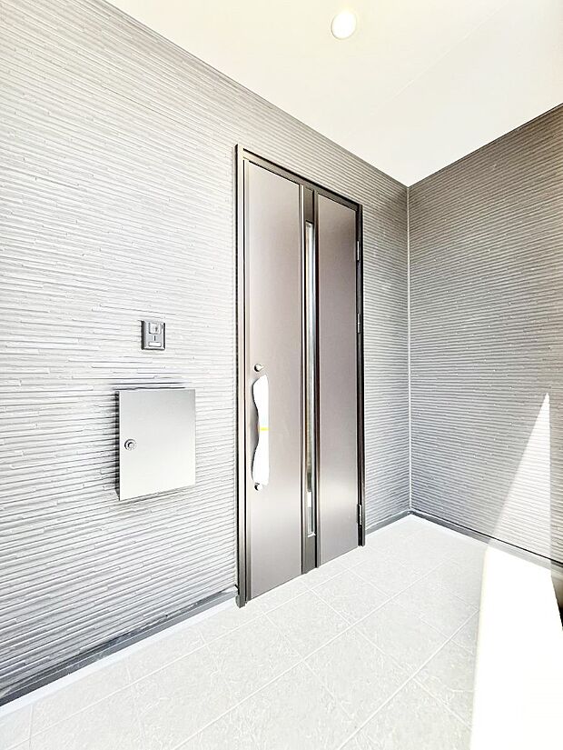 玄関前は雨が降っても濡れにくい屋根付き