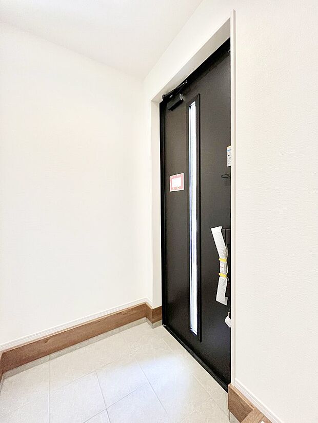 ガラススリットの入った玄関ドアが室内に光を届けてくれます