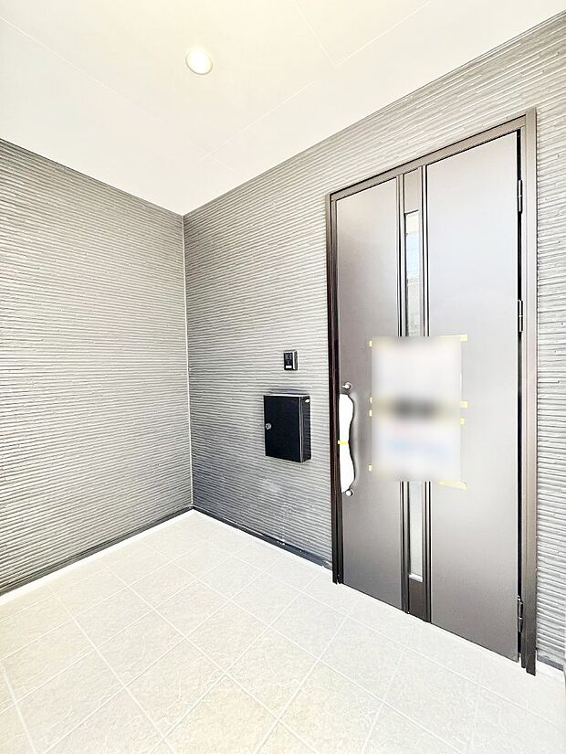 玄関前は雨が降っても濡れにくい屋根付き