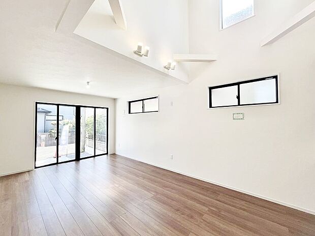 大きな窓からたっぷりの陽光と風を感じられるリビング