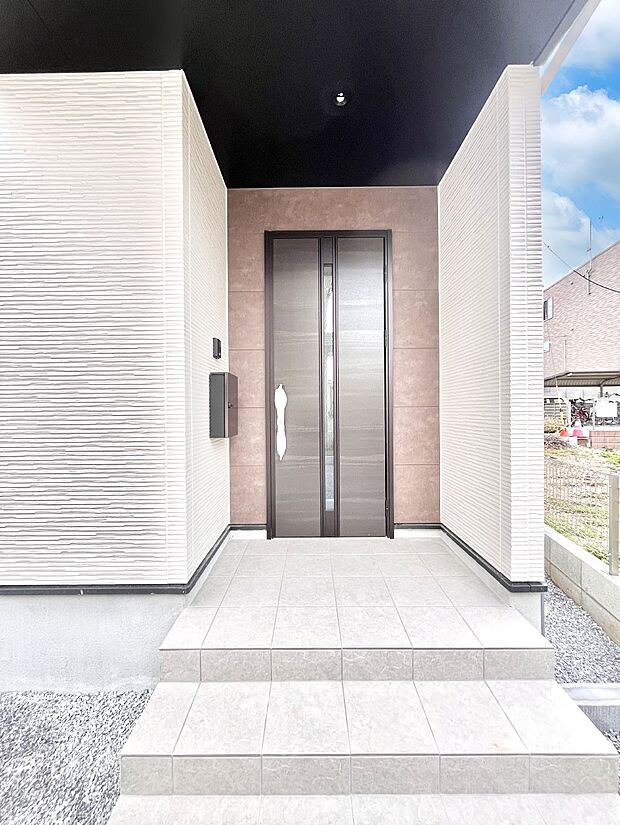 大切な家族、来客を出迎える玄関。