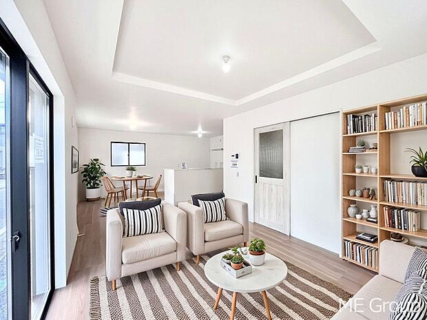 ご家族の賑やかな話し声で包まれる明るいリビング ※家具はCGです