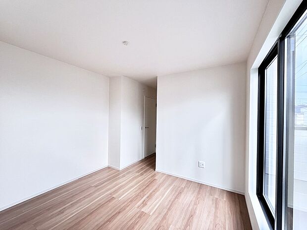 ウォークインクローゼットがあるお部屋。季節ごとの入れ替えも不要で便利です!