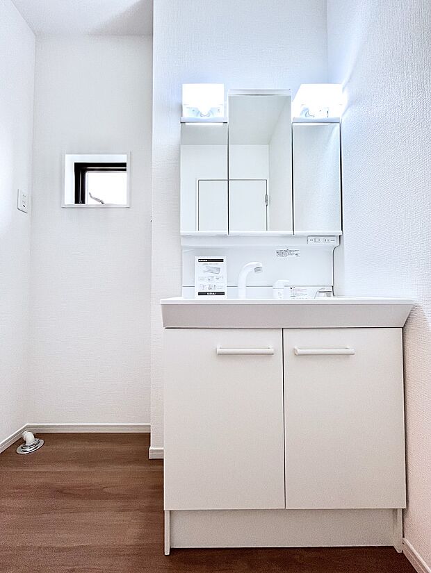 大きく見やすい三面鏡で清潔感ある洗面台は、身だしなみチェックや肌のお手入れにおすすめです。