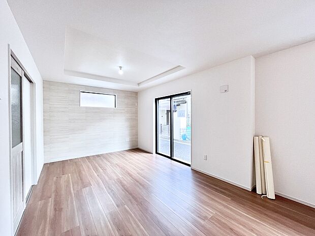 明るい陽光が注ぎ、寛ぎの雰囲気に満たされるダイニング。