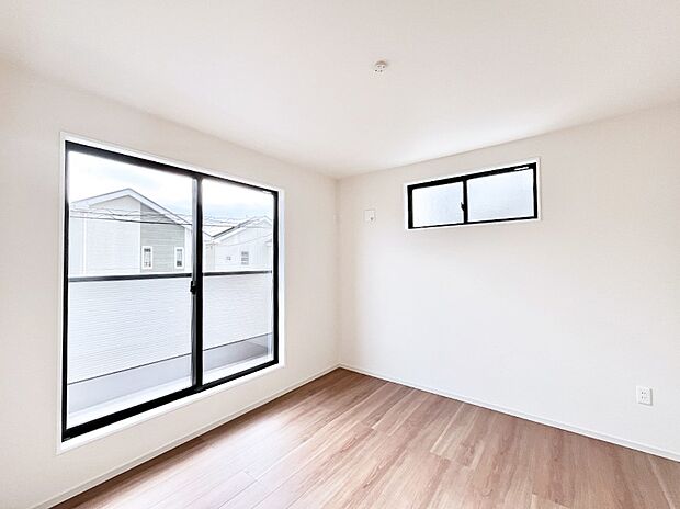 明るいバルコニーサイドに洋室を設置。目覚めの良い寝室に。 