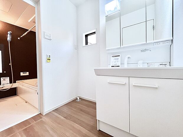 小窓がついているので湿気の多い場所でも換気が十分行えます。毎日の身支度を気持ち良く！