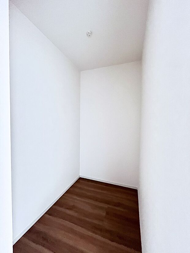 ウォークインクローゼット付きで生活空間を広く利用できます。