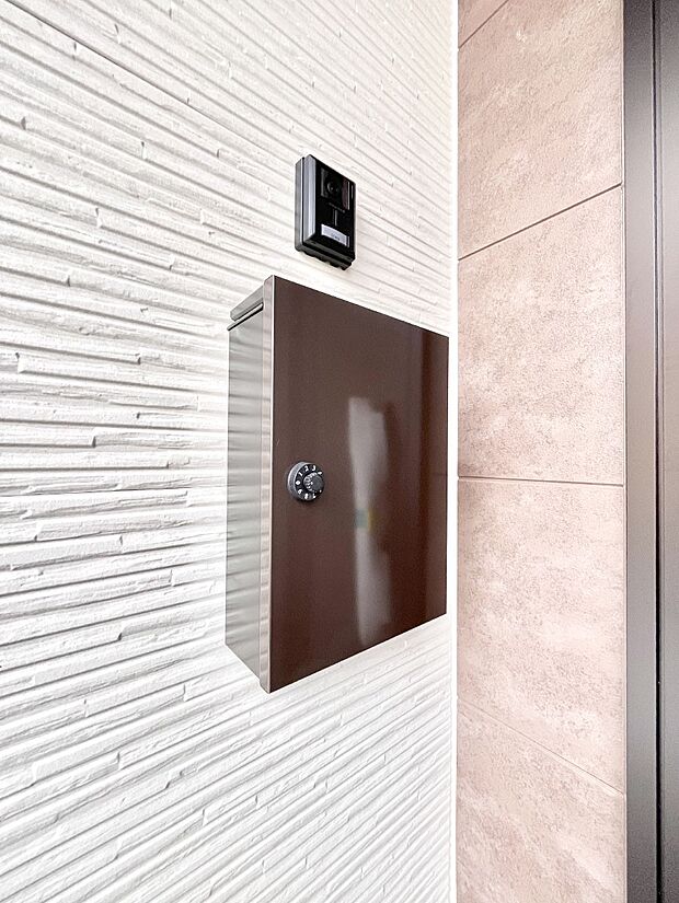 シンプルデザインのポスト。