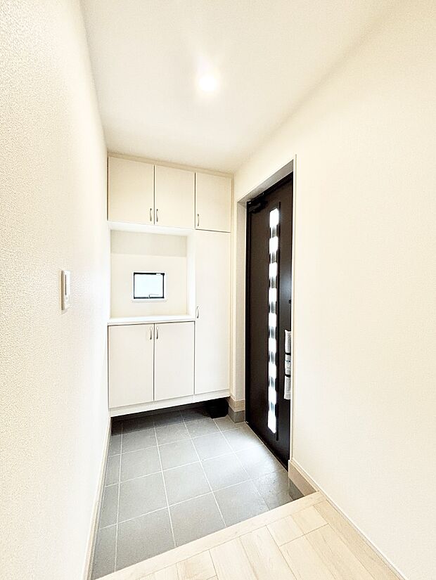 下駄箱はご家族の写真や季節のインテリアで飾り棚として演出できます