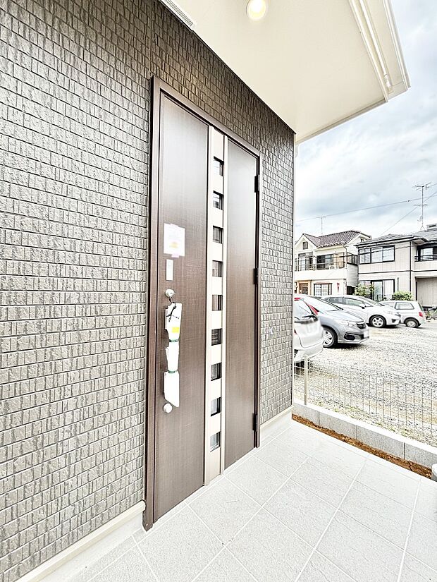 玄関前は雨が降っても濡れにくい屋根付き