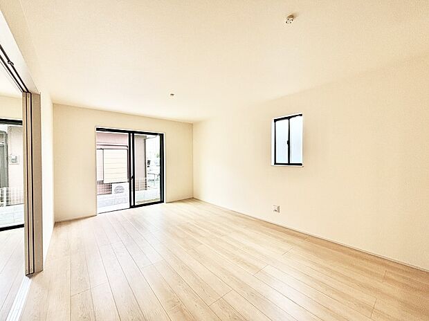 大きな窓からたっぷりの陽光と風を感じられるリビング