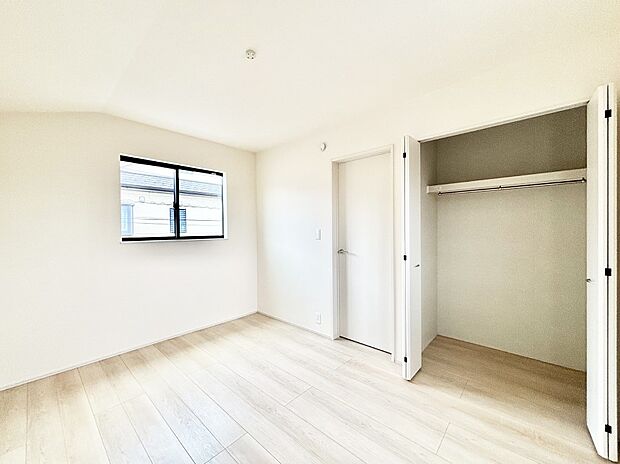 窓からのやさしい光が心地よいプライベートルーム