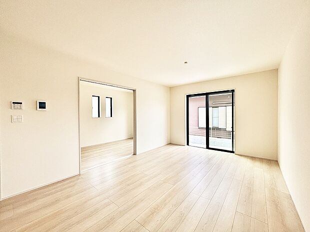 隣接の洋室を開放すればさらに広々空間に