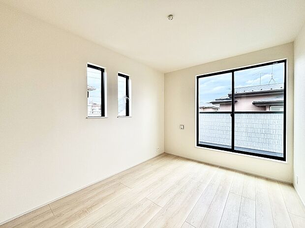 バルコニーが開放感をプラスしてくれる洋室