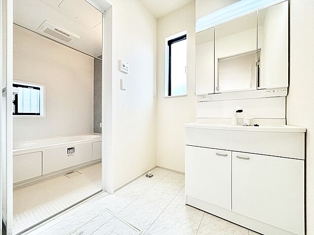 清潔感ある洗面化粧室で朝の身支度も快適