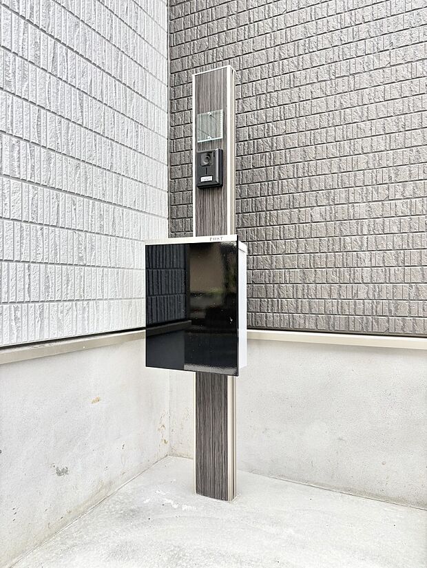 シンプルなデザインのポスト