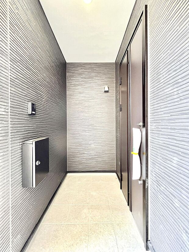 大切な家族、来客を出迎える玄関。