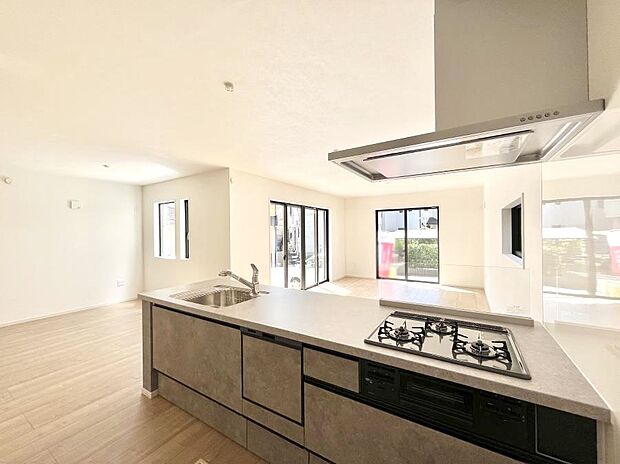 料理をしながらでもご家族との会話を楽しめる対面キッチン