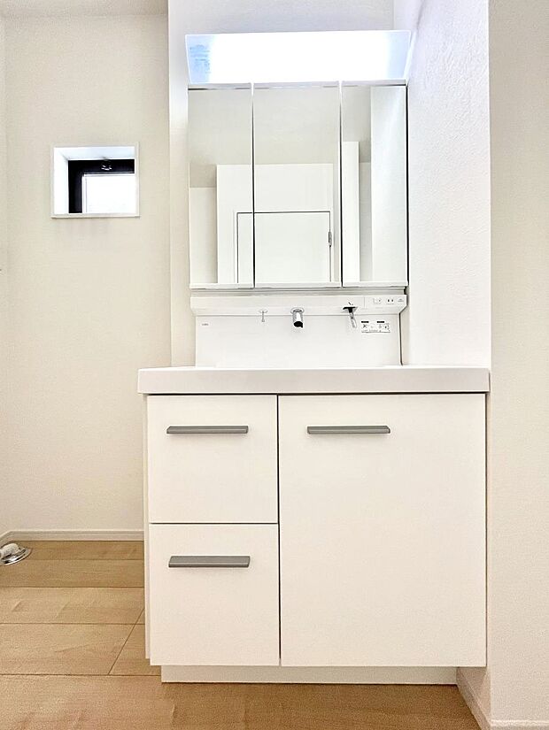 大きく見やすい三面鏡で清潔感ある洗面台は、身だしなみチェックや肌のお手入れにおすすめです。 