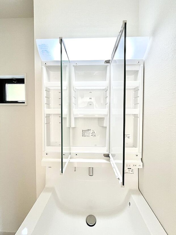 三面鏡の裏に、化粧品や衛生用品などを収納可能。洗面台をすっきりと保ちます！