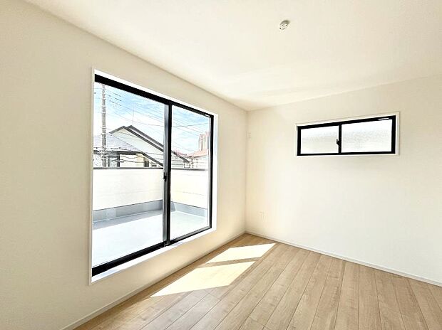 バルコニーが開放感をプラスしてくれる洋室