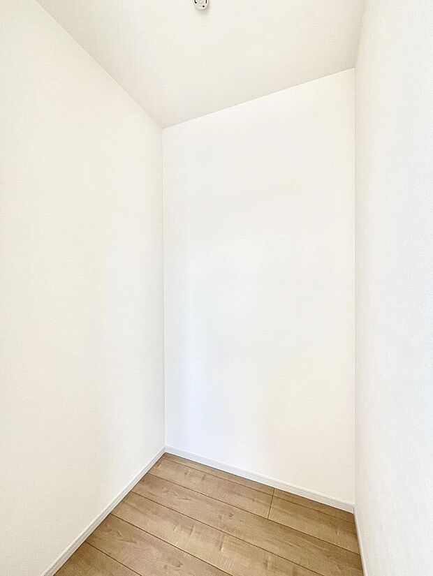 ウォークインクローゼット付きで生活空間を広く利用できます。