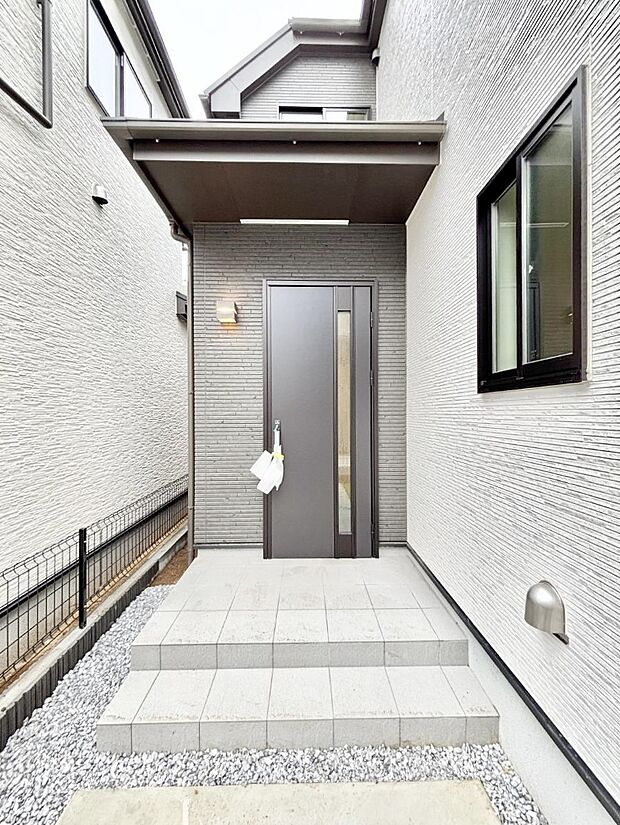 大切な家族、来客を出迎える玄関。