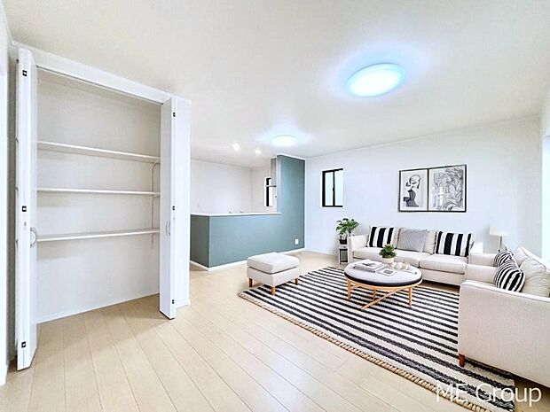 ご家族の賑やかな話し声で包まれる明るいリビング  ※家具はCGです