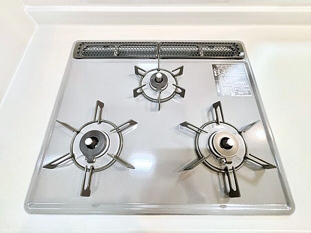 ガスコンロはＳｉセンサー搭載。火力調節や焦げ付き・消し忘れも防いでくれます。