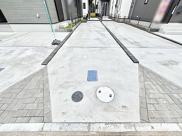 2台（車種による）駐車可！ご家族みんなの自転車も置ける広々カースペース。