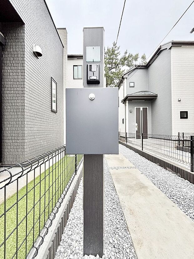 表札・インターホン・ポストをひとつに集約。エントランスになじむシンプルデザイン。