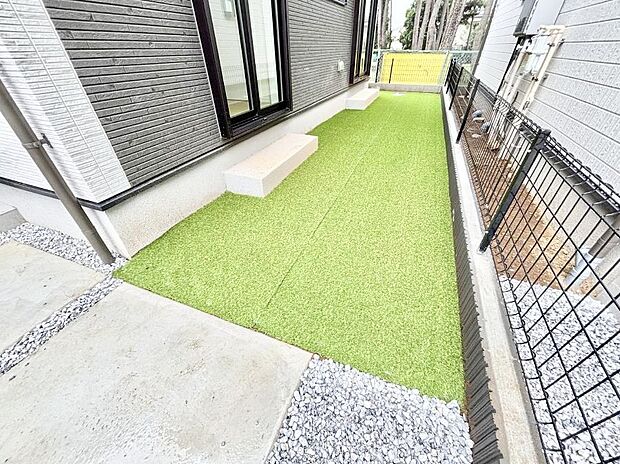 ガーデニングや家庭菜園も楽しめるお庭付き。