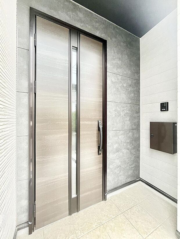 シンプルで落ち着いた雰囲気の玄関周り