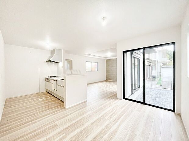 大きな窓からたっぷりの陽光と風を感じられるリビング