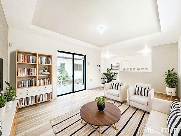 ご家族の賑やかな話し声で包まれる明るいリビング ※家具はCGです