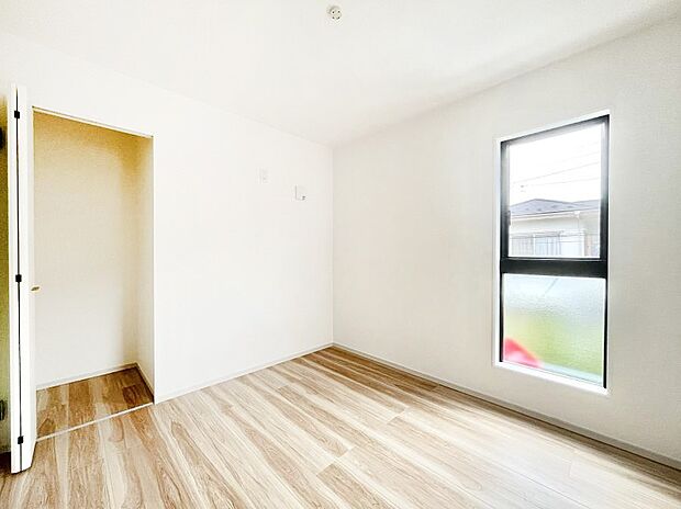 窓からのやさしい光が心地よいプライベートルーム