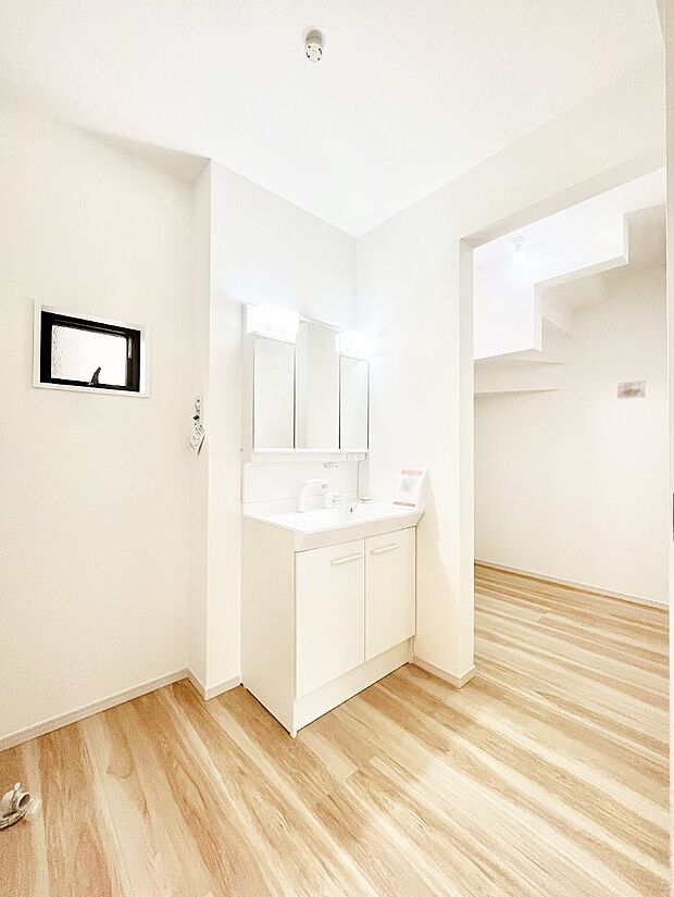 リネン収納付きの洗面室。ゆとりの洗面スペースで忙しい朝の身支度もスムーズに!