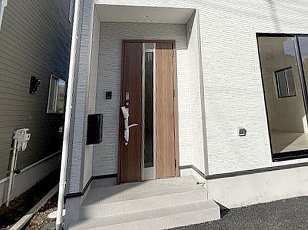 大切な家族、来客を出迎える玄関。