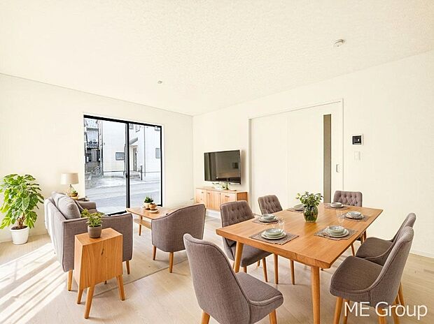 ご家族の賑やかな話し声で包まれる明るいリビング  ※家具はCGです