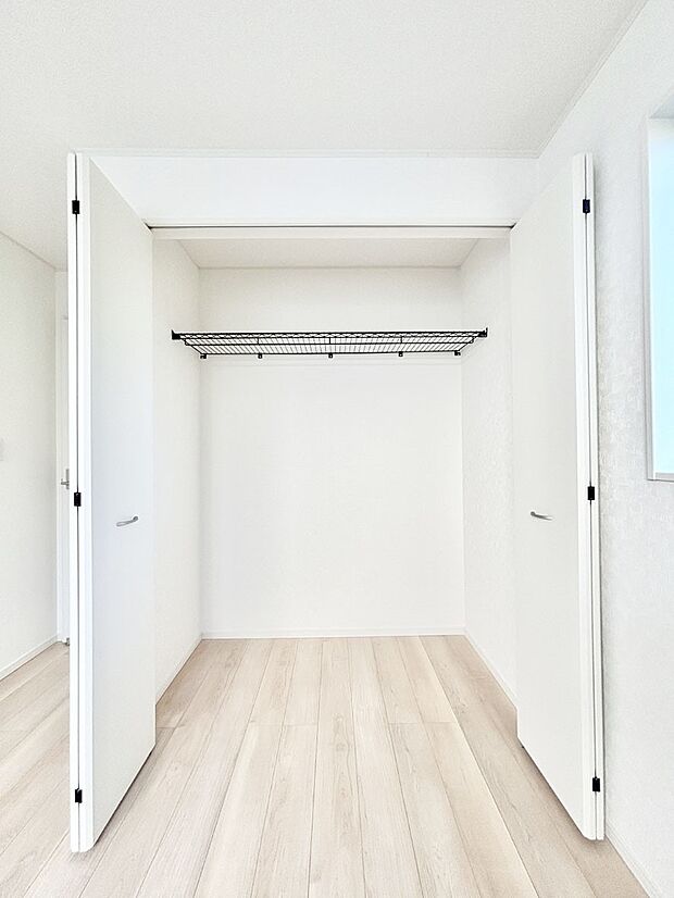 洋室のクローゼット。奥行きがあるので厚手の衣類もすっきり収まります。