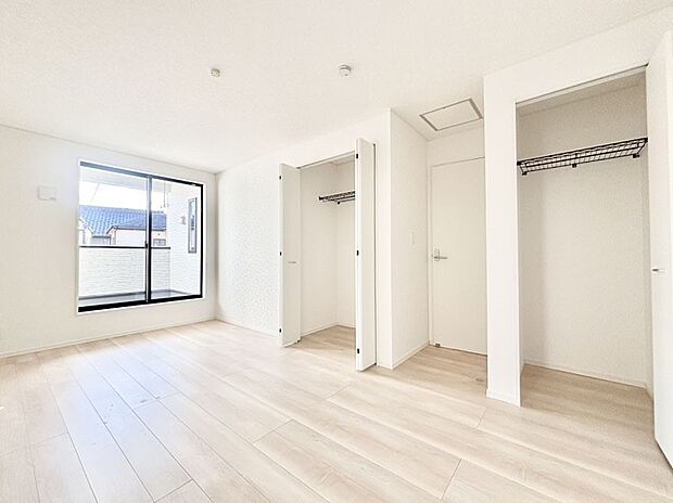 バルコニーが開放感をプラスしてくれる洋室