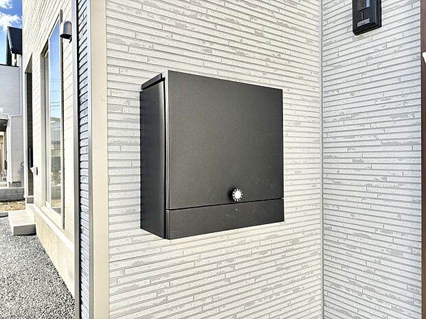 シンプルデザインのポスト。