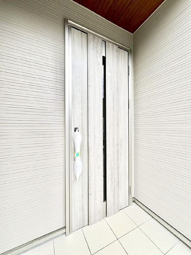 玄関前は雨が降っても濡れにくい屋根付き