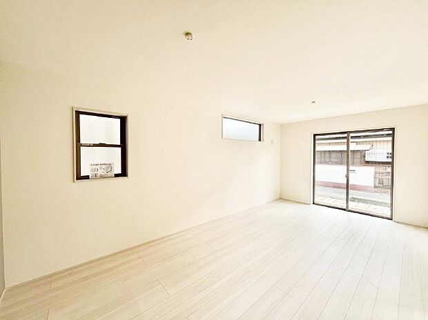 大きな窓からたっぷりの陽光と風を感じられるリビング