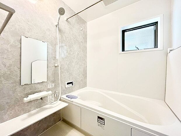 一日の疲れを癒してくれる明るい清潔感のあるバスルーム