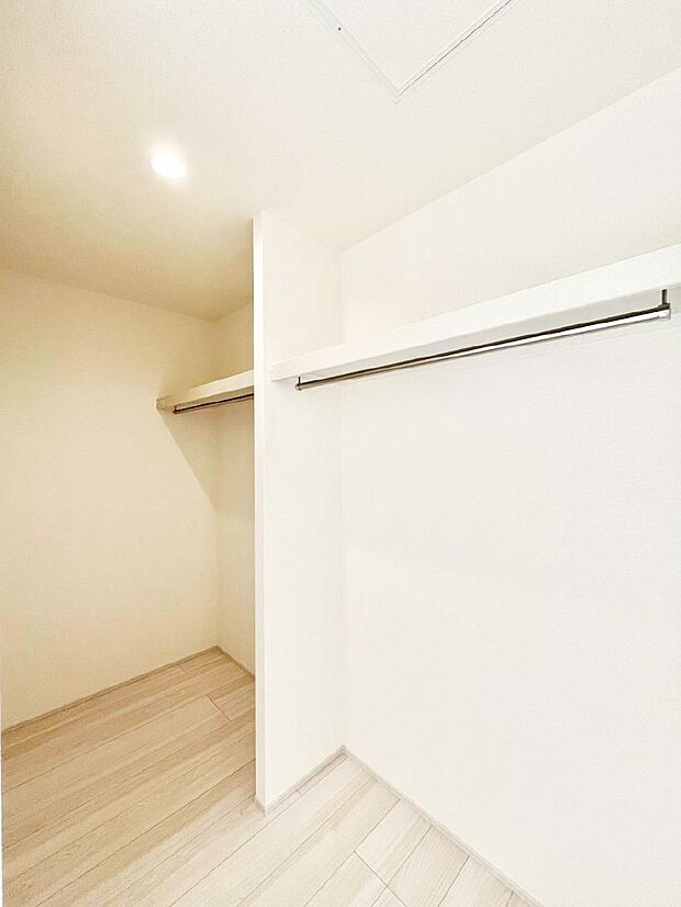 ウォークインクローゼットの活用で生活空間スッキリ