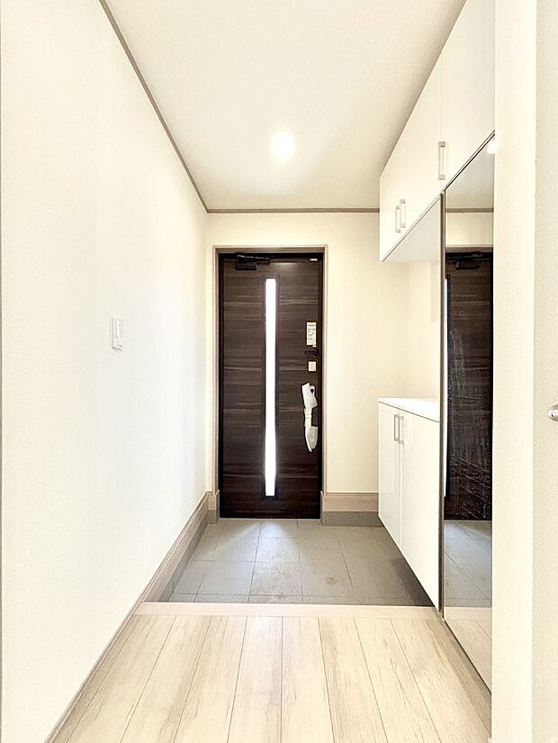 明るい玄関はお客様をお出迎えするのにぴったりです!