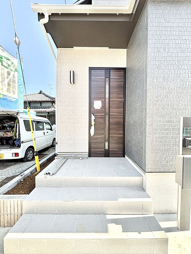 大切な家族、来客を出迎える玄関。