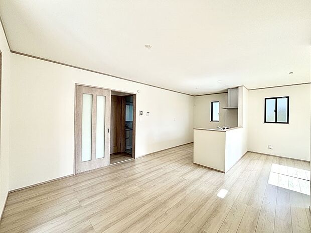 落ち着いた雰囲気のLDKは家族みんなの快適空間